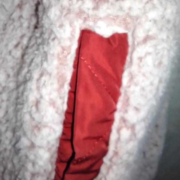 WOMENS BEAUTIFUL MAROON RED PLUM SHERPA VEST WITH GOLD ACCENTS - Picture 5 of 11